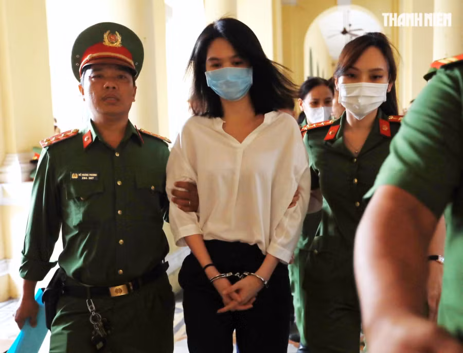 Người mẫu Ngọc Trinh đi vào phòng xử. Ảnh: NGỌC DƯƠNG