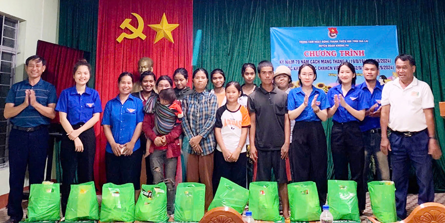 Huyện Đoàn Krông Pa phối hợp cùng Trung tâm Hoạt động Thanh thiếu nhi tỉnh tặng quà cho người dân xã Chư Rcăm. Ảnh: Minh Nhật