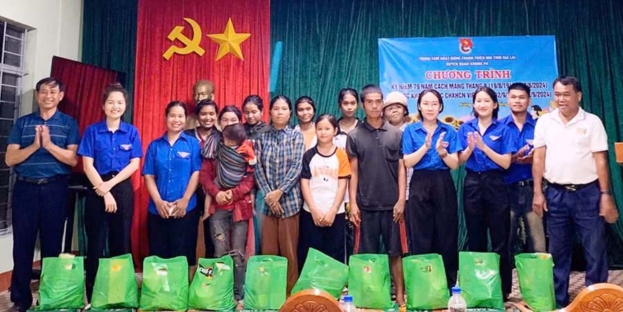 Huyện Đoàn Krông Pa phối hợp cùng Trung tâm Hoạt động Thanh thiếu nhi tỉnh tặng quà cho người dân xã Chư Rcăm. Ảnh: Minh Nhật