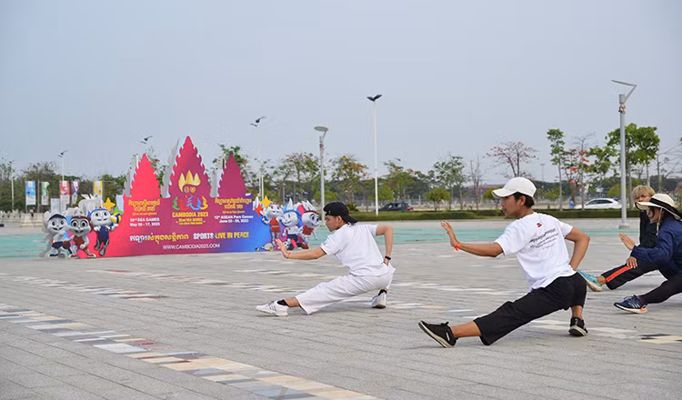 3.000 nghệ sĩ, VĐV, quân nhân và các thành viên tham gia lễ khai mạc đã tập luyện hơn 1 năm. Ảnh: KHMER TIMES 3.000 nghệ sĩ, VĐV, quân nhân và các thành viên tham gia lễ khai mạc đã tập luyện hơn 1 năm. Ảnh: KHMER TIMES