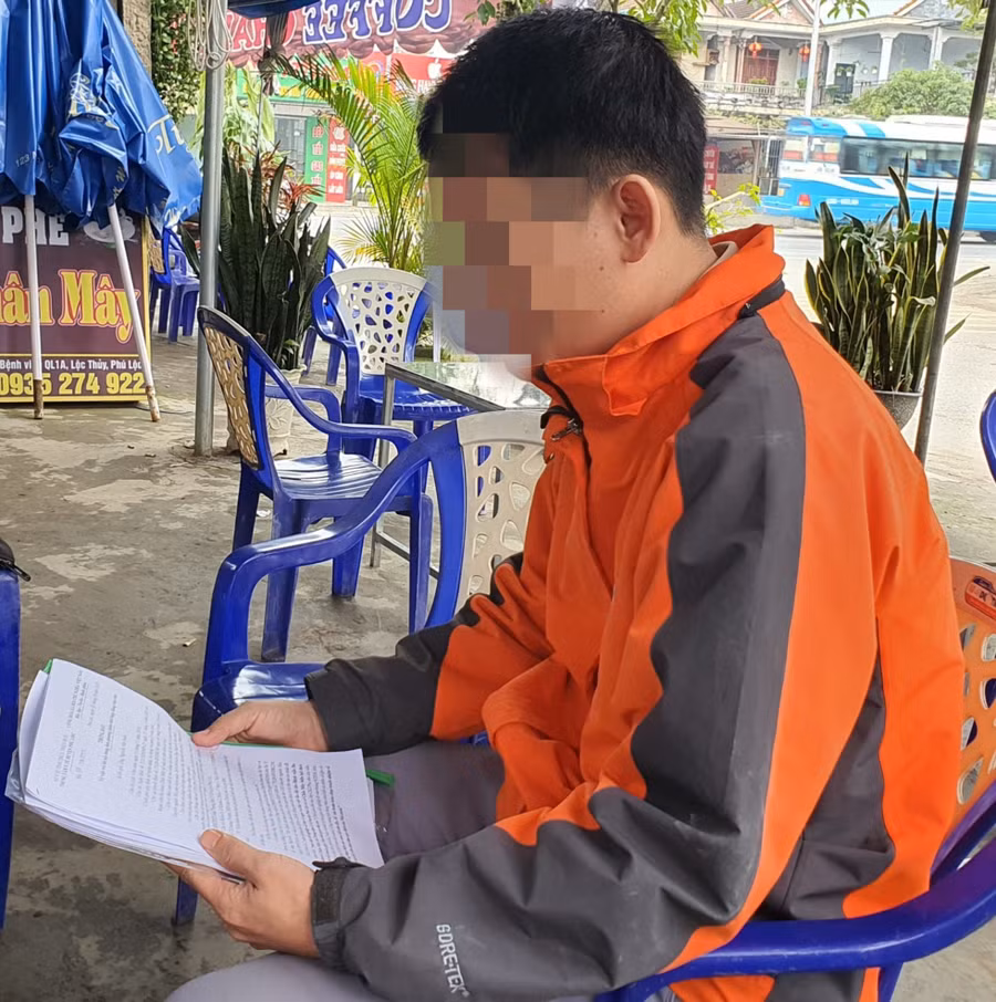 Bác sĩ Q. với lá đơn xin nghỉ việc trên tay. Ảnh: Phúc Đạt Bác sĩ Q. với lá đơn xin nghỉ việc trên tay. Ảnh: Phúc Đạt