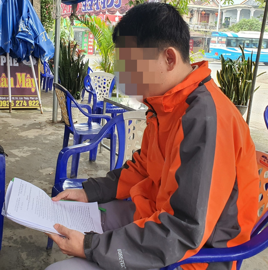 Bác sĩ Q. với lá đơn xin nghỉ việc trên tay. Ảnh: Phúc Đạt Bác sĩ Q. với lá đơn xin nghỉ việc trên tay. Ảnh: Phúc Đạt