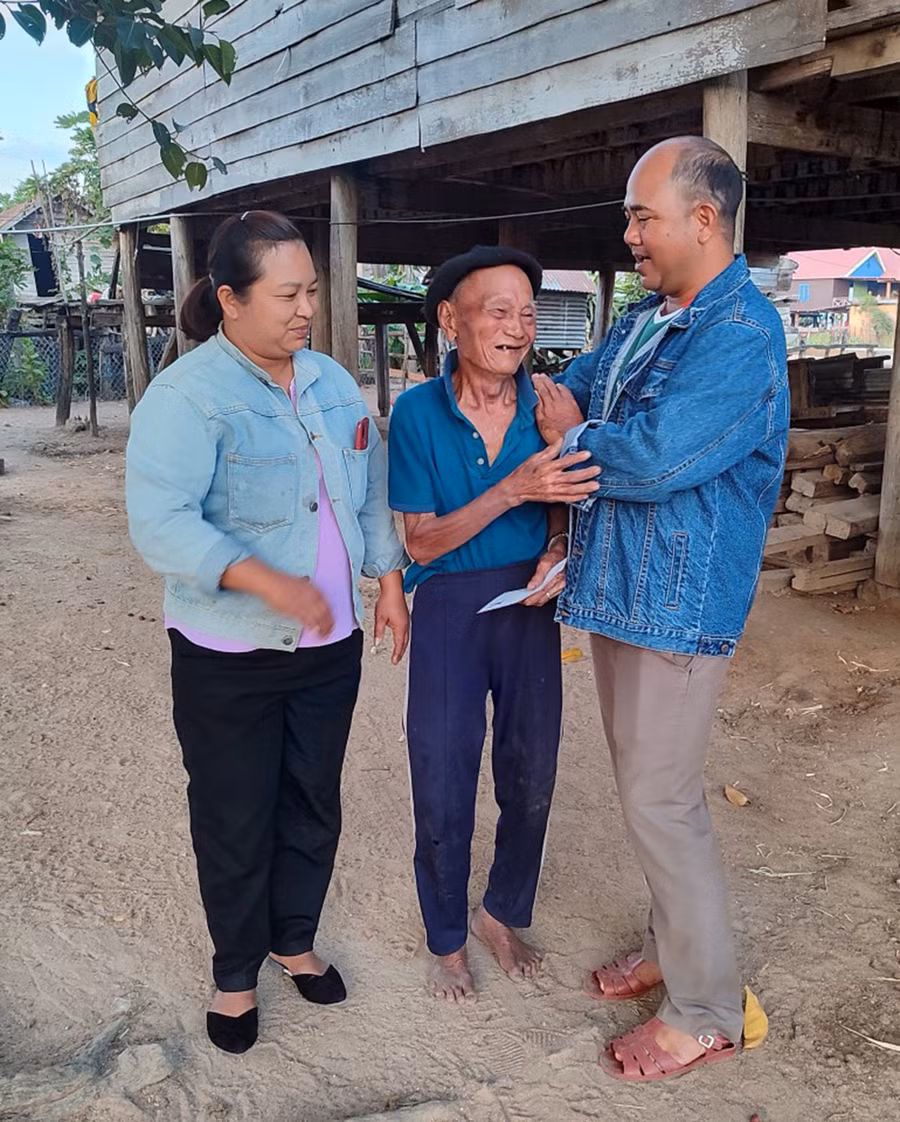 Ông Rcom Tam (bìa phải)-Chủ tịch Ủy ban MTTQ Việt Nam xã tặng quà Tết cho hộ nghèo. Ảnh: V.C Ông Rcom Tam (bìa phải)-Chủ tịch Ủy ban MTTQ Việt Nam xã tặng quà Tết cho hộ nghèo. Ảnh: V.C