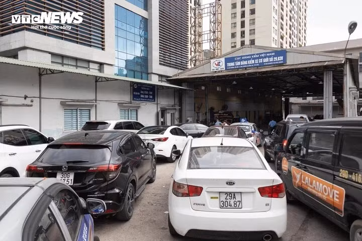 Hàng dài xe xếp hàng chờ kiểm định tại trung tâm đăng kiểm 29.03V chiều 17/5. (Ảnh: Minh Đức)