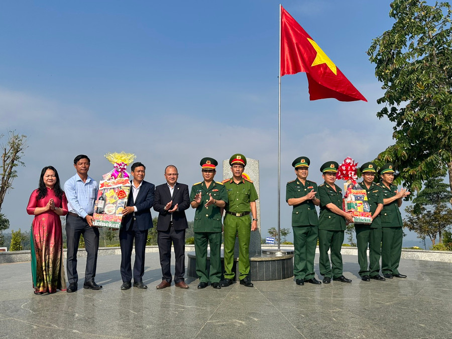 Tặng quà Đồn Biên phòng Cửa khẩu Quốc tế Bờ Y và xã Pờ Y. Ảnh: VT