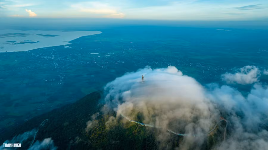 Toàn cảnh núi Bà Đen và một phần tỉnh Tây Ninh nhìn từ trên cao, phía xa là hồ Dầu Tiếng. Ảnh: BÙI VĂN HẢI Toàn cảnh núi Bà Đen và một phần tỉnh Tây Ninh nhìn từ trên cao, phía xa là hồ Dầu Tiếng. Ảnh: BÙI VĂN HẢI
