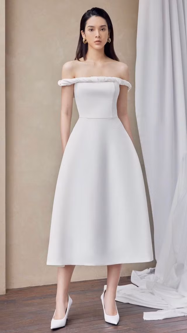 Với những buổi tiệc cuối tuần, các sự kiện ban ngày thì váy dài màu trắng đứng phom sẽ là những lựa chọn thông minh. Trang phục có phom dáng tối giản, được nhấn nhá thêm bằng các chi tiết vặn xoắn, thắt nơ hay cổ bắt chéo... giúp nàng khoe khéo những đường nét đẹp nhất trên cơ thể mà vẫn đảm bảo hình ảnh lịch thiệp, hiện đại.