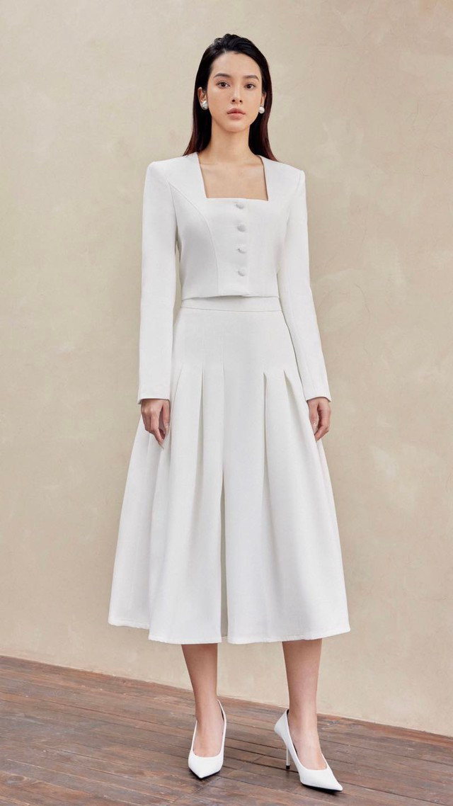 Các set trang phục kết hợp balzer và chân váy/ quần tây cho người mặc sự năng động và hiện đại, phù hợp với các ngày làm việc bình thường và cả những buổi họp quan trọng