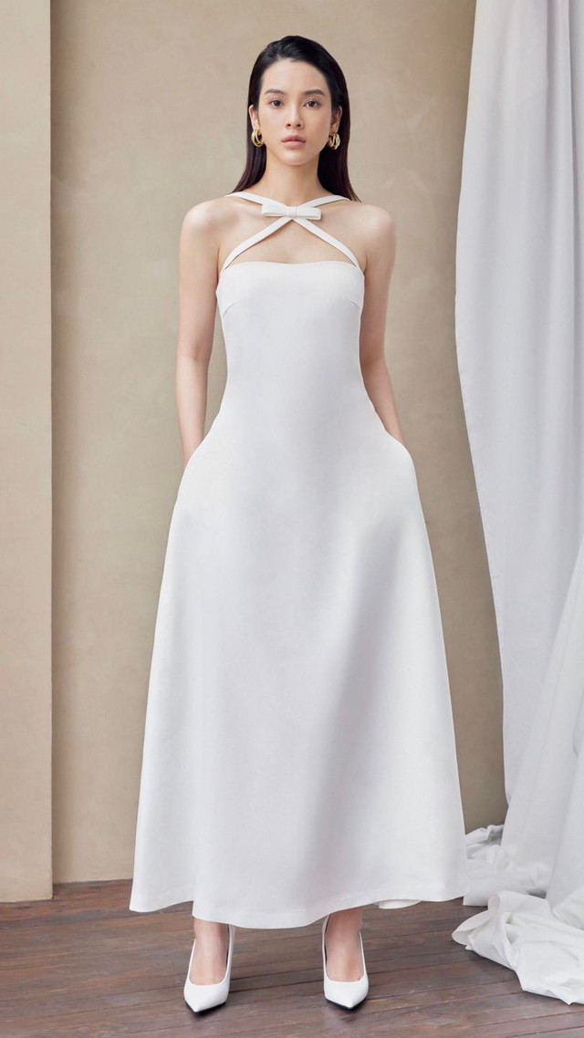 Phom váy dài quá gối luôn được các quý cô trên 30 ưa thích bởi hiệu quả &quot;giấu dáng&quot; mà vẫn thanh lịch ngọt ngào. Khi diện trang phục màu trắng, các món phụ kiện, trang sức hay giày cao gót đồng bộ màu sắc giúp tạo nên cái nhìn đồng nhất, vừa thú vị vừa thân thuộc