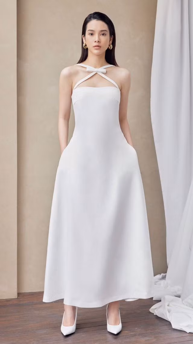 Phom váy dài quá gối luôn được các quý cô trên 30 ưa thích bởi hiệu quả "giấu dáng" mà vẫn thanh lịch ngọt ngào. Khi diện trang phục màu trắng, các món phụ kiện, trang sức hay giày cao gót đồng bộ màu sắc giúp tạo nên cái nhìn đồng nhất, vừa thú vị vừa thân thuộc