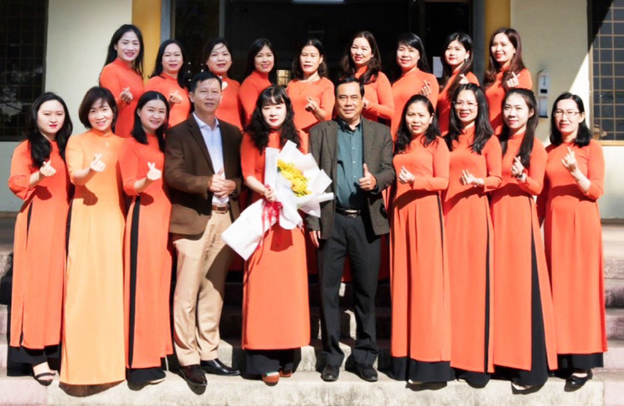 Tập thể Ban Giám đốc và cán bộ, nhân viên Ngân hàng Nhà nước-Chi nhánh tỉnh. Ảnh: S.C