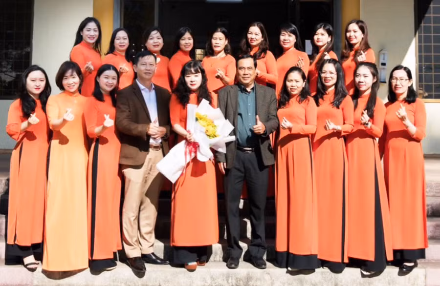 Tập thể Ban Giám đốc và cán bộ, nhân viên Ngân hàng Nhà nước-Chi nhánh tỉnh. Ảnh: S.C