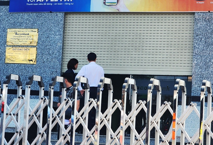 TP HCM: Chi nhánh Sacombank nghi bị cướp - Ảnh 2. Ngân hàng đóng cửa sau vụ việc.
