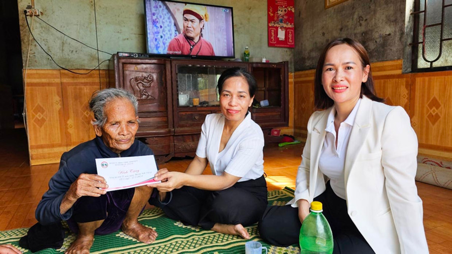 Chủ tịch UBND huyện Chư Sê Rmah H’Bé Nét (ở giữa) thăm, tặng quà gia đình chính sách. Ảnh: Mỹ Đức Chủ tịch UBND huyện Chư Sê Rmah H’Bé Nét (ở giữa) thăm, tặng quà gia đình chính sách. Ảnh: Mỹ Đức