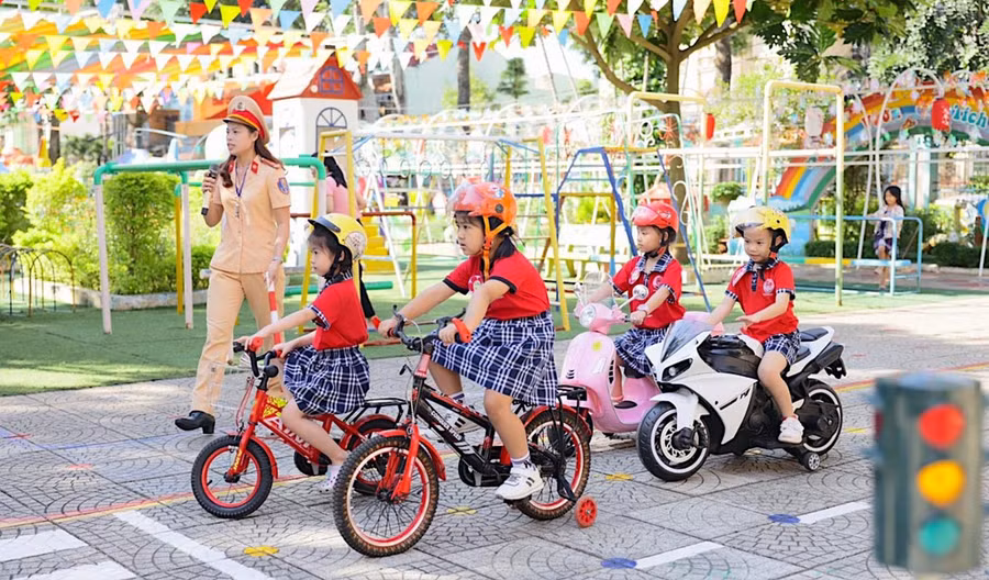 Học sinh Trường Mầm non Hoa Hồng (phường Hội Thương, TP. Pleiku) thực hành kỹ năng qua ngã tư đường phố đảm bảo ATGT. Ảnh: Mộc Trà