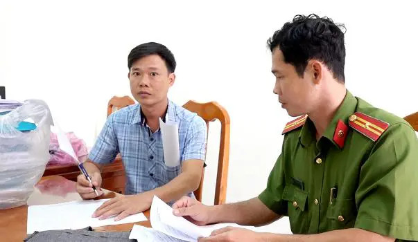 Bị can Nguyễn Tuấn Minh ký nhận các quyết định và lệnh