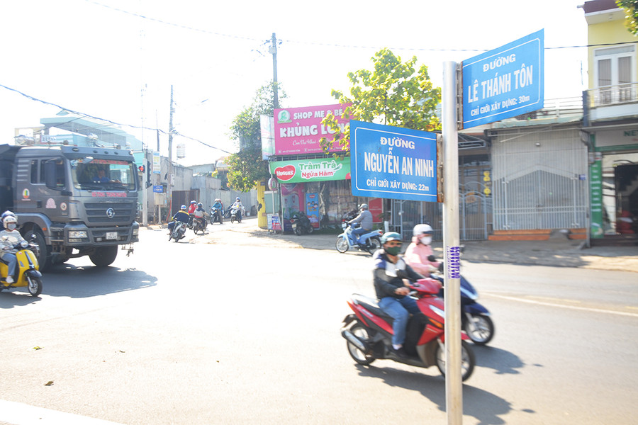 Việc đặt tên đường Lê Thánh Tôn ở TP. Pleiku là chưa chuẩn xác. Ảnh: Hoàng Cư Việc đặt tên đường Lê Thánh Tôn ở TP. Pleiku là chưa chuẩn xác. Ảnh: Hoàng Cư