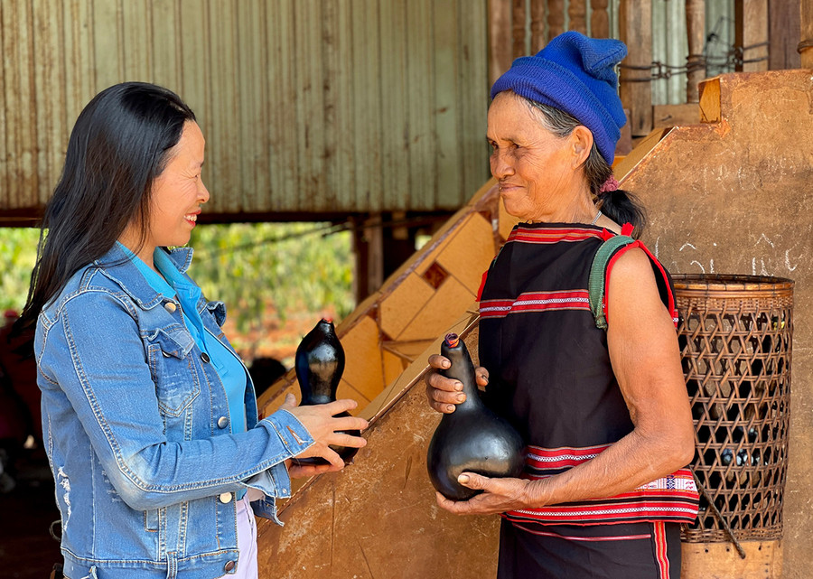 Chị Nguyễn Thị Hòa (bìa trái, thị trấn Kon Dơng, huyện Mang Yang) thích thú tìm hiểu về quả bầu khô của người Jrai. Ảnh: M.K Chị Nguyễn Thị Hòa (bìa trái, thị trấn Kon Dơng, huyện Mang Yang) thích thú tìm hiểu về quả bầu khô của người Jrai. Ảnh: M.K