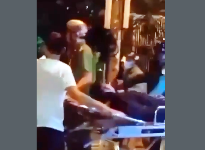 Nổ súng trong đêm ở Khánh Hòa, nhiều người bị thương - Ảnh 4. Đưa người đi cấp cứu nhưng đối tượng vẫn hung hăng, gây xô xát