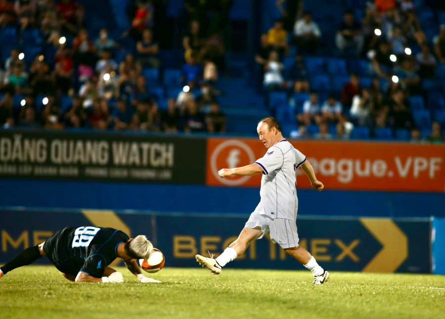 Khoảnh khắc thầy đánh bại trò. Ảnh Khang Nguyên Khoảnh khắc thầy đánh bại trò. Ảnh Khang Nguyên