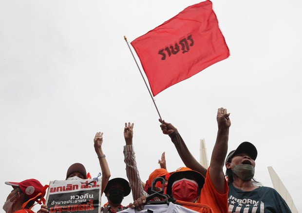 Biểu tình tại Bangkok phản đối các nghị sỹ không tham gia bỏ phiếu bầu thủ tướng. (Nguồn: EFE) Biểu tình tại Bangkok phản đối các nghị sỹ không tham gia bỏ phiếu bầu thủ tướng. (Nguồn: EFE)