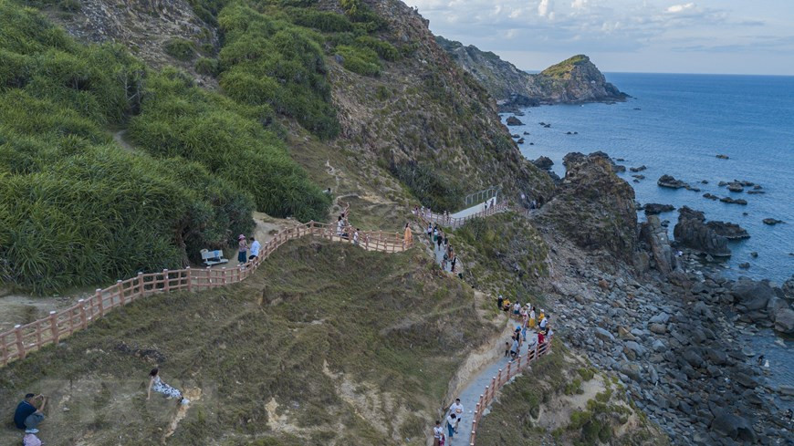 Nước biển kèm theo những đợt sóng dâng cao bào mòn đá nơi đây, theo thời gian đã tạo nên những khe rãnh xẻ ngang đồi núi, hình thành các vách núi sừng sững. (Ảnh: Minh Đức/TTXVN) Nước biển kèm theo những đợt sóng dâng cao bào mòn đá nơi đây, theo thời gian đã tạo nên những khe rãnh xẻ ngang đồi núi, hình thành các vách núi sừng sững. (Ảnh: Minh Đức/TTXVN)