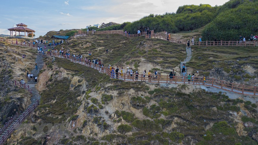 Eo Gió thuộc khu vực 3, thôn Lý Lương, xã đảo Nhơn Lý, thành phố Quy Nhơn. Eo Gió một vẻ đẹp hoang sơ và kỳ vĩ, tất cả hòa quyện với nhau giữa mênh mông biển trời. (Ảnh: Minh Đức/TTXVN) Eo Gió thuộc khu vực 3, thôn Lý Lương, xã đảo Nhơn Lý, thành phố Quy Nhơn. Eo Gió một vẻ đẹp hoang sơ và kỳ vĩ, tất cả hòa quyện với nhau giữa mênh mông biển trời. (Ảnh: Minh Đức/TTXVN)