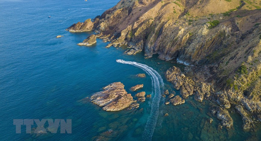 Cảnh đẹp Eo Gió thuộc xã đảo Nhơn Lý, thành phố Quy Nhơn (tỉnh Bình Định). Ảnh: Minh Đức/TTXVN) Cảnh đẹp Eo Gió thuộc xã đảo Nhơn Lý, thành phố Quy Nhơn (tỉnh Bình Định). Ảnh: Minh Đức/TTXVN)