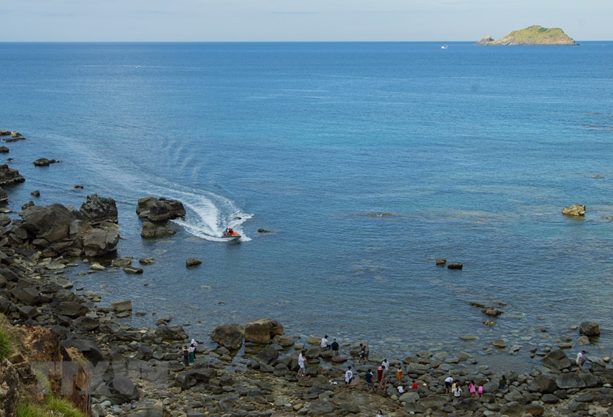 Đến Eo Gió, du khách được trải nghiệm bằng canô trên biển. (Ảnh: Minh Đức/TTXVN) Đến Eo Gió, du khách được trải nghiệm bằng canô trên biển. (Ảnh: Minh Đức/TTXVN)