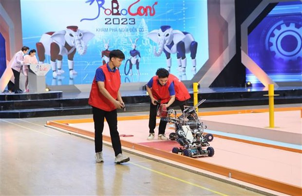 Một tình huống thi đấu giữa các đội tại Vòng Chung kết Cuộc thi Robocon Việt Nam 2023. (Ảnh: Công Luật/TTXVN) Một tình huống thi đấu giữa các đội tại Vòng Chung kết Cuộc thi Robocon Việt Nam 2023. (Ảnh: Công Luật/TTXVN)