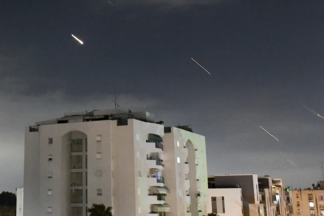 Hệ thống phòng không Vòm sắt của Israel phóng tên lửa để đánh chặn tên lửa bắn từ Iran hôm 14/4. Ảnh: AP Hệ thống phòng không Vòm sắt của Israel phóng tên lửa để đánh chặn tên lửa bắn từ Iran hôm 14/4. Ảnh: AP
