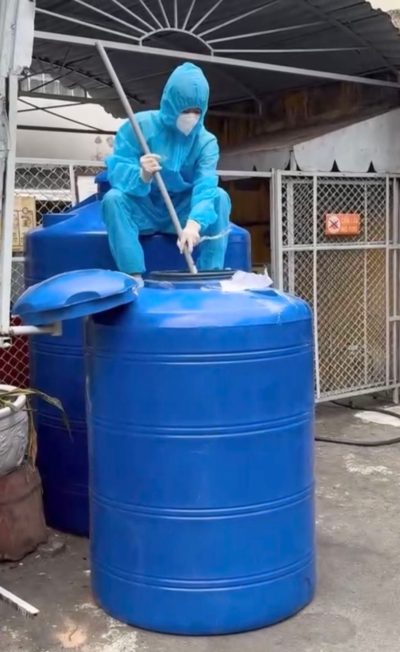 Hai bồn nước thải và tạp chất chứa ma túy được hút từ hầm cầu lên Hai bồn nước thải và tạp chất chứa ma túy được hút từ hầm cầu lên