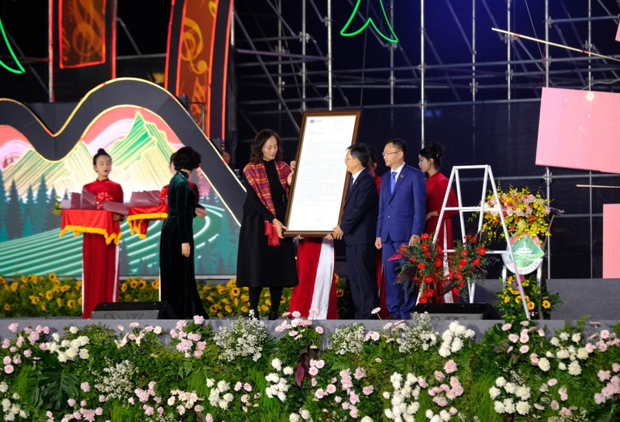 Đại diện của UNESCO tại Việt Nam trao thư xác nhận thành phố Đà Lạt chính thức gia nhập “Mạng lưới các Thành phố Sáng tạo của UNESCO trong lĩnh vực Âm nhạc” cho lãnh đạo thành phố Đà Lạt. (Ảnh: Nguyễn Dũng/TTXVN)