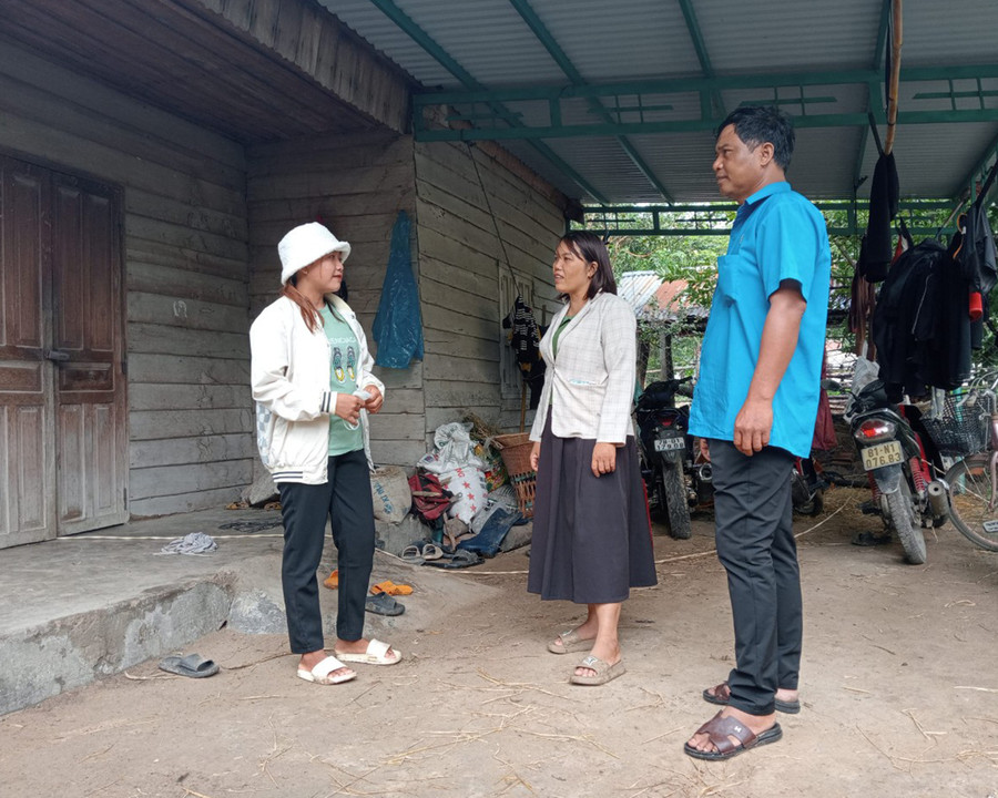 Cán bộ xã Ia Rmok đến từng gia đình tuyên truyền, vận động người dân nói không với nạn tảo hôn và hôn nhân cận huyết thống. Ảnh: L.N Cán bộ xã Ia Rmok đến từng gia đình tuyên truyền, vận động người dân nói không với nạn tảo hôn và hôn nhân cận huyết thống. Ảnh: L.N