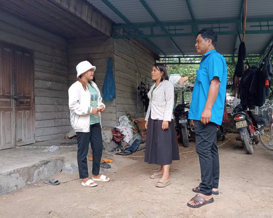 Cán bộ xã Ia Rmok đến từng gia đình tuyên truyền, vận động người dân nói không với nạn tảo hôn và hôn nhân cận huyết thống. Ảnh: L.N