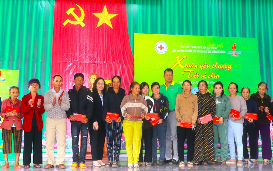 Bà Lê Thị Hồng Minh (thứ 5 từ trái sang)-Phó Chủ tịch UBND thị xã An Khê trao quà do Công ty cổ phần Phân bón và hóa chất dầu khí miền Trung tài trợ cho hộ nghèo. Ảnh: N.M Bà Lê Thị Hồng Minh (thứ 5 từ trái sang)-Phó Chủ tịch UBND thị xã An Khê trao quà do Công ty cổ phần Phân bón và hóa chất dầu khí miền Trung tài trợ cho hộ nghèo. Ảnh: N.M