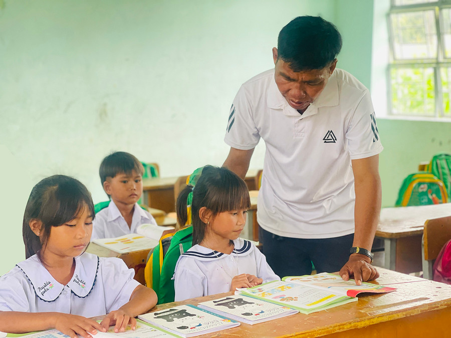 Thầy Ksor Kớt nhớ rõ từng gương mặt, từng hoàn cảnh của những đứa trẻ ở 4 làng Đồn. Ảnh: T.D Thầy Ksor Kớt nhớ rõ từng gương mặt, từng hoàn cảnh của những đứa trẻ ở 4 làng Đồn. Ảnh: T.D