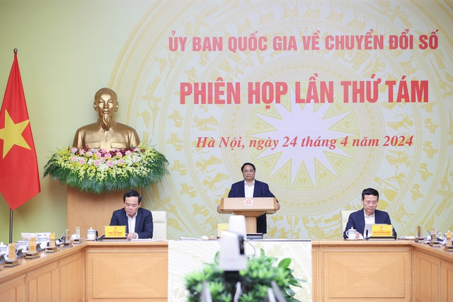 Thủ tướng đề nghị các bộ trưởng, trưởng ngành, bí thư, chủ tịch UBND các cấp phải quyết tâm cao hơn, chỉ đạo quyết liệt trong triển khai các nhiệm vụ chuyển đổi số quốc gia, chú trọng "3 tăng cường" và "5 đẩy mạnh". Ảnh: VGP/Nhật Bắc Thủ tướng đề nghị các bộ trưởng, trưởng ngành, bí thư, chủ tịch UBND các cấp phải quyết tâm cao hơn, chỉ đạo quyết liệt trong triển khai các nhiệm vụ chuyển đổi số quốc gia, chú trọng "3 tăng cường" và "5 đẩy mạnh". Ảnh: VGP/Nhật Bắc