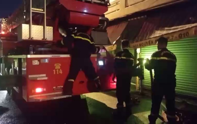 Lực lượng cứu hộ có mặt tại hiện trường vụ cháy. Ảnh Trần Duy Khánh Lực lượng cứu hộ có mặt tại hiện trường vụ cháy. Ảnh Trần Duy Khánh