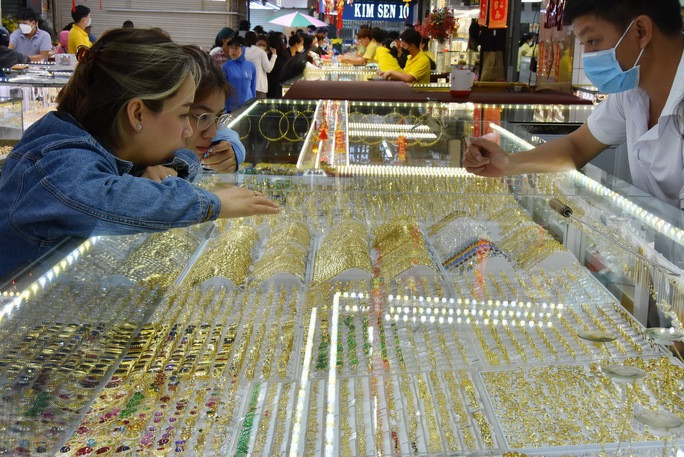 Giá vàng thế giới có lúc từ 1.927 USD/ounce rơi xuống 1.902 USD/ounce