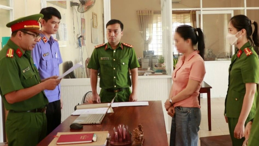 Cơ quan công an tống đạt các quyết định đối với Nguyễn Thị Hải Cơ quan công an tống đạt các quyết định đối với Nguyễn Thị Hải