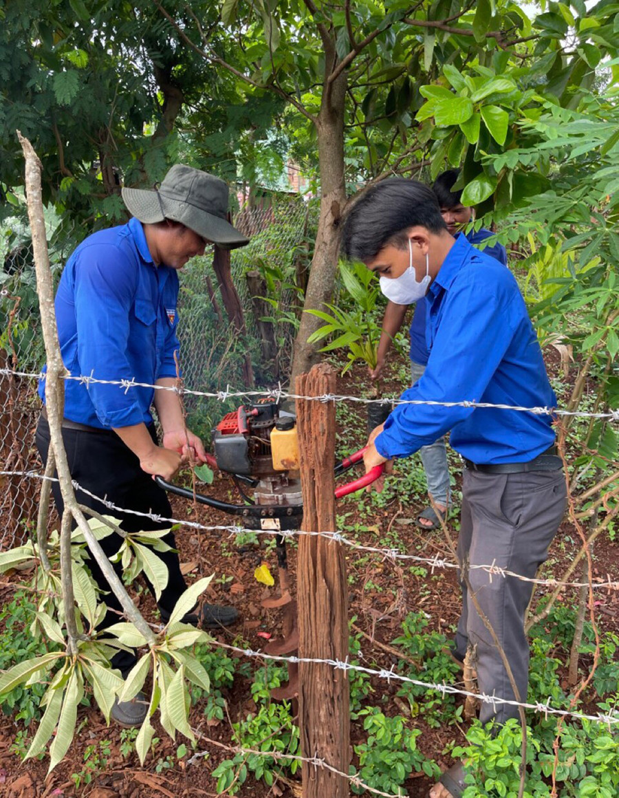 Đoàn viên thanh niên của huyện Chư Pưh đào hố trồng cây xanh tại thôn Plei Kia. Ảnh: P.D Đoàn viên thanh niên của huyện Chư Pưh đào hố trồng cây xanh tại thôn Plei Kia. Ảnh: P.D