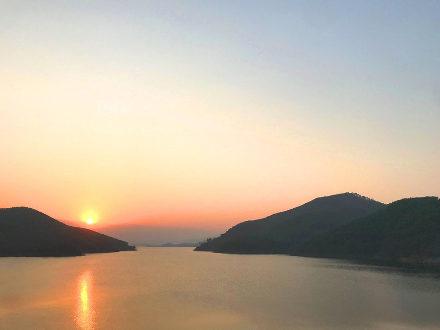 Khi mặt trời dần khuất sau dãy núi càng tỏa thêm vẻ đẹp trên hồ Ngàn Trươi.