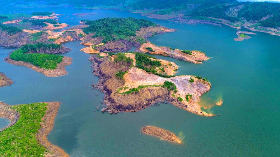 Những đảo trên lòng hồ Ngàn Trươi ở Vườn Quốc gia Vũ Quang.