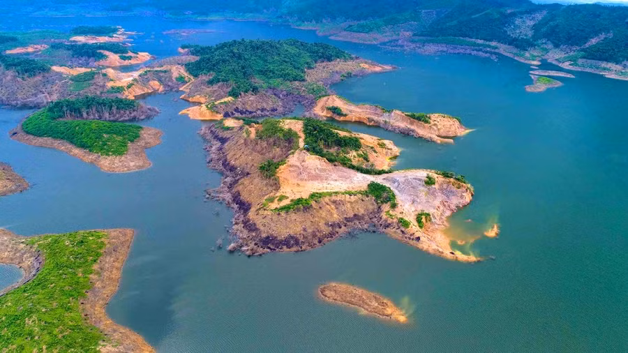 Những đảo trên lòng hồ Ngàn Trươi ở Vườn Quốc gia Vũ Quang.