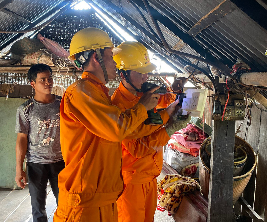 Ngành Điện Gia Lai luôn tích cực trong hoàn thành tiêu chí số 4 về điện trong chương trình MTQG xây dựng nông thôn mới. Ảnh: Hà Duy