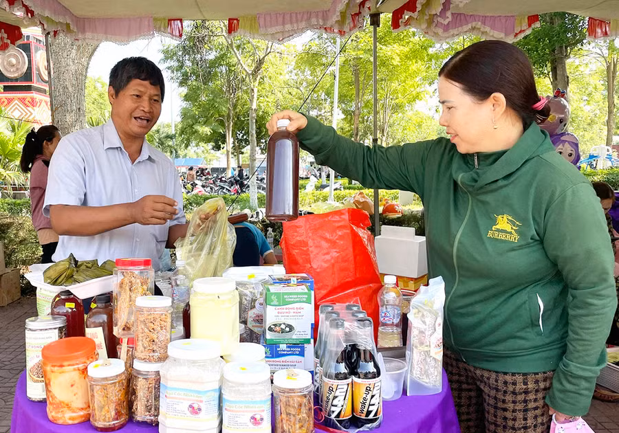 Phong phú rau trái, sản vật địa phương được bày bán tại Ngày hội kết nối nông sản. Ảnh: Phương Duyên