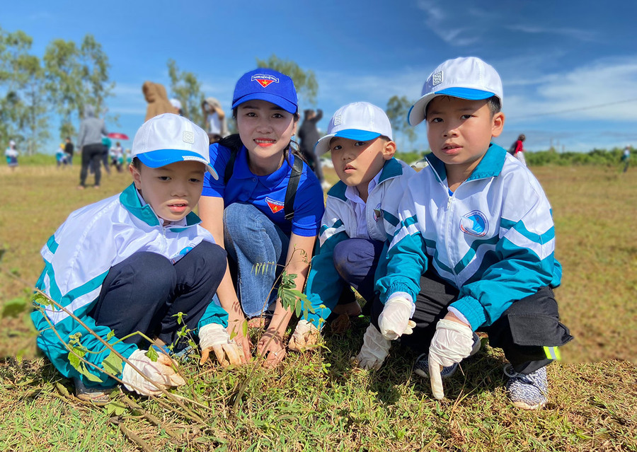 Chị Đặng Thị Thủy (thứ 2 từ trái sang) tổ chức nhiều hoạt động trải nghiệm cho các em học sinh Trường Tiểu học Chu Văn An, phường Tây Sơn, TP. Pleiku. Ảnh: Phan Lài