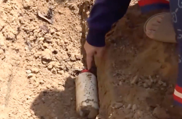 Chai chứa Xyanua được công an tìm thấy theo lời khai của Bích Chai chứa Xyanua được công an tìm thấy theo lời khai của Bích