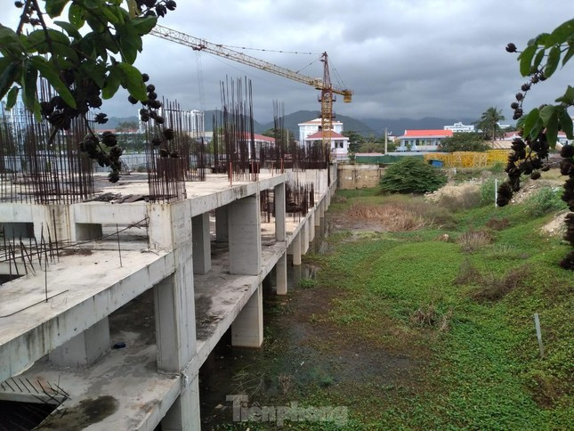 Công trình tại dự án Nha Trang Golden Gate đang xây dựng dở dang. Ảnh: L.H. Công trình tại dự án Nha Trang Golden Gate đang xây dựng dở dang. Ảnh: L.H.